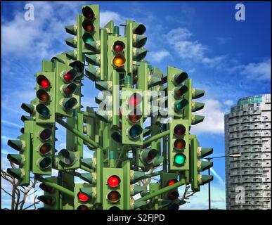 Il Semaforo Tree - un arte scultura su Trafalgar Way in Canary Wharf area di Londra. Se siete stati un automobilista - si dovrebbe andare o si dovrebbe rimanere?! Credito foto - © COLIN HOSKINS. Foto Stock