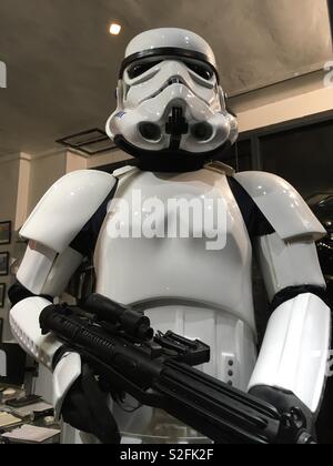 Star Wars Storm Trooper. Personaggio del film Star Wars serie in armatura bianco mostrato nella finestra di visualizzazione a Shepperton design studios a Twickenham.england, Regno Unito Foto Stock