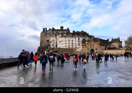 I turisti in visita al Castello di Edimburgo Foto Stock