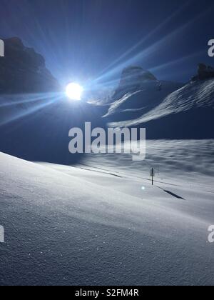 Il sorgere del sole sopra le Alpi in Engleberg, Svizzera. Il sole rendendo la neve scintillano. Foto Stock