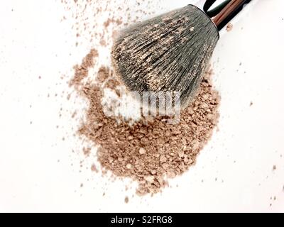 Il trucco in polvere e spazzola su sfondo bianco Foto Stock