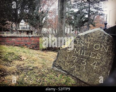 Un edificio del xviii secolo pietra miliare in un cimitero coloniale in Cambridge Massachusetts . Foto Stock