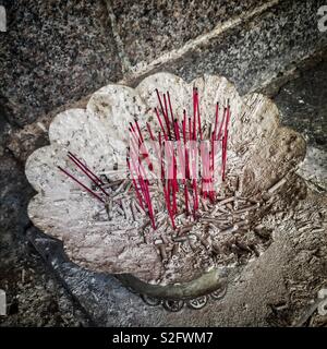 Bruciò i bastoncini di incenso al di fuori dell'Hung Shing Tempio a Wan Chai, Isola di Hong Kong Foto Stock