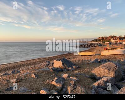 Felixstowe fronte spiaggia a sunrise guardando verso il dock Foto Stock