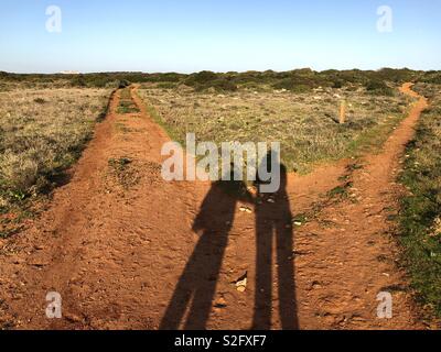 Due persone di decidere quale strada prendere Foto Stock