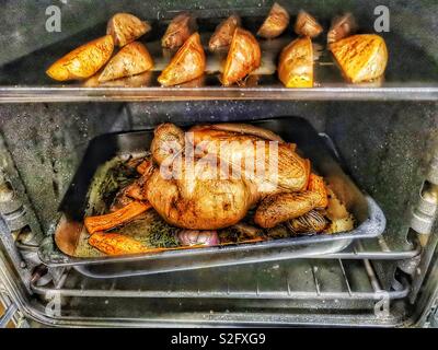 Pollo arrosto e patate dolci cunei per la cottura in forno Foto Stock