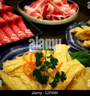 Il tofu rotolo di lamiera e il taglio di carne di manzo e lampada per Cinese Hot Pot Foto Stock