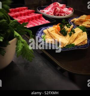 Il tofu rotolo di lamiera, i vegetali e il taglio di carne di manzo e lampada per Cinese Hot Pot Foto Stock