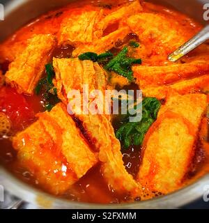 Il tofu bobina foglio verde con verdure al pomodoro bollente hot pot Foto Stock