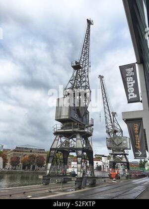 Conserve di gru portuali al di fuori della M museo capannone a Bristol, Regno Unito. Foto Stock