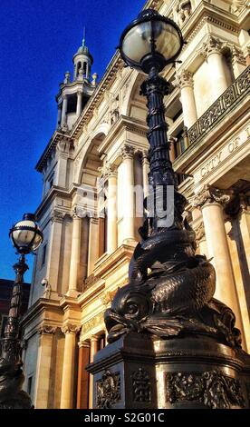 Ornate Victorian dolphin lampada standard al di fuori la bella e antica città di Londra scuola il Victoria Embankment Foto Stock