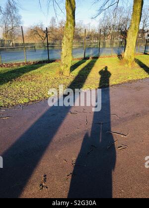 Svegliare il cane nelle prime ore del mattino, Victoria Park, Whiteinch, Glasgow, Scotland, Regno Unito. Foto Stock