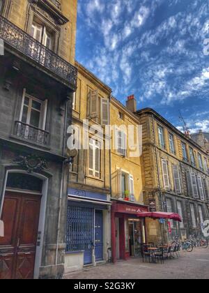 Una zona tranquilla strada a Bordeaux, Francia. Foto Stock