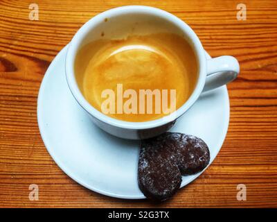 Caffè Espresso con M&S cacao e biscotti di mandorle Foto Stock