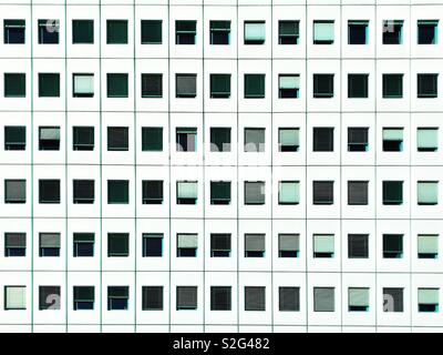 File di windows, facciata di un edificio per uffici Foto Stock