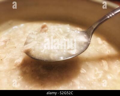 Un filippino zuppa con riso, pollo, cipolla e zenzero chiamato arroz caldo. Foto Stock