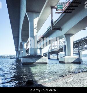 Foto di pallido della I-90 bridge a Mercer Island oltre il Lago Washington, Seattle Foto Stock