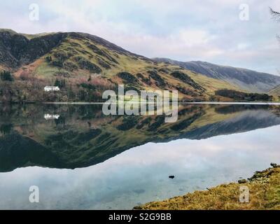 Mirrored cadde nel lago Foto Stock