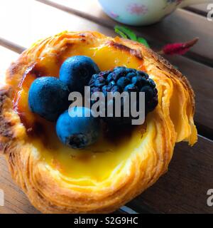 Pastel de Belem, noto anche come Pastel de nata, una prelibatezza prodotta a Lisbona, Portogallo Foto Stock