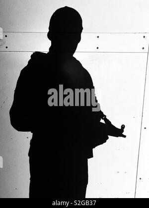 Ombra di un soldato su una parete bianca Foto Stock