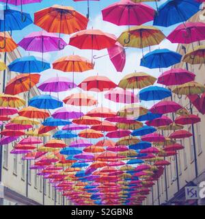 Installazione di ombrello, bagno, REGNO UNITO Foto Stock