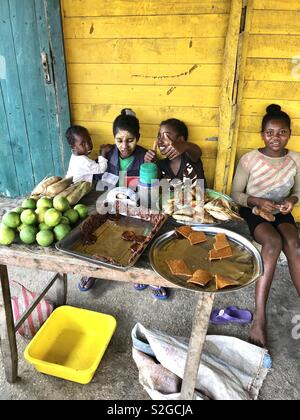 Donne malgasce la vendita di frutta e cibo a la strada del mercato di Andavadoaka, Madagascar. Foto Stock