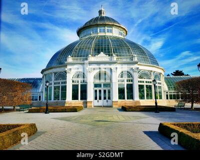 Enid A. Haupt Conservatory è un grande edificio sulla motivazione della New York Botanical Gardens è nel Bronx, New York, Stati Uniti d'America Foto Stock