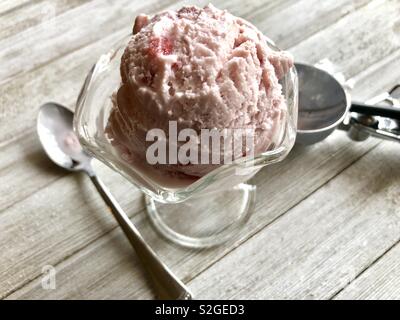 Piatto di gelato alla fragola su una tavola di legno Foto Stock