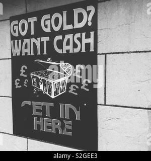 Cartello fuori pawnbrokers. Glasgow. La Scozia. Regno Unito. Foto Stock