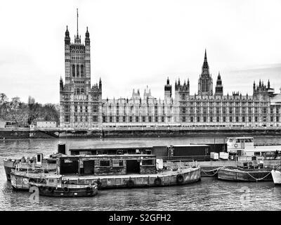 L'ormeggio per la barca la piattaforma sul fiume Tamigi di fronte al Palazzo del Parlamento a Londra Foto Stock