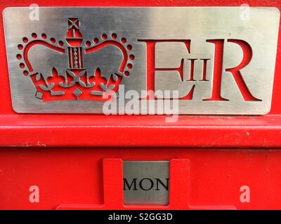 Dettaglio della British postbox mostra lettera slot, crown / coronet EiiR e Mon (indicando il lunedì). Foto Stock