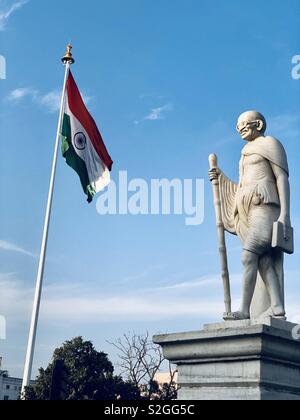 Statua del Mahatma Gandhi, il padre della nazione indiana e indiana bandiera nazionale Foto Stock