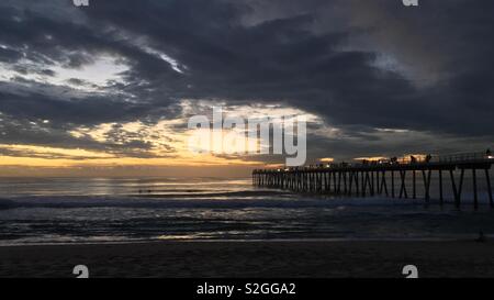 Tramonto sul molo Hermosa Beach, Los Angeles, California Foto Stock