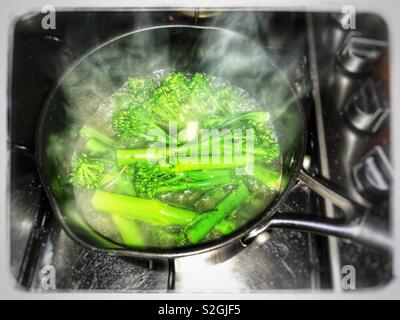 Broccoli spears cottura in acqua bollente Foto Stock