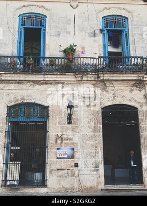 Vecchia Havana Cuba Gennaio 2019 con l'uomo in piedi nella porta del negozio Foto Stock