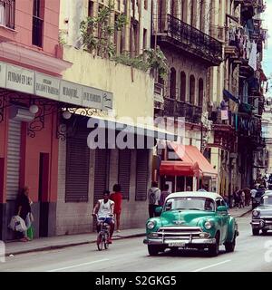 Il centro di Havana vecchia Cuba Gennaio 2019 street scene con vintage vecchie auto Foto Stock