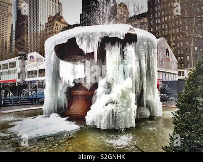 La Josephine Shaw Lowell memorial fontana è congelato in Bryant Park durante un freddo snap, NYC, STATI UNITI D'AMERICA Foto Stock