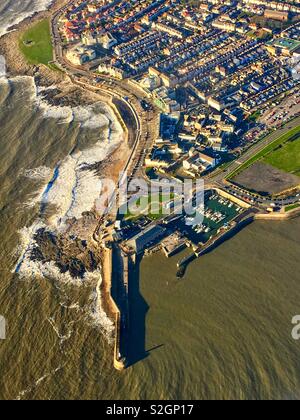 Immagine aerea di Porthcawl in inverno il sole Foto Stock