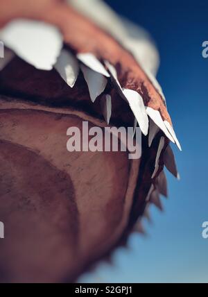 Enormi denti di squalo in entrata al negozio regalo a forma di gigante di squalo aperto testa in Ocean Shores, WA Foto Stock