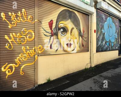 Arte di strada su shop tapparelle avvolgibili in Bristol Inghilterra Foto Stock