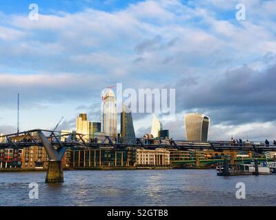 Lo skyline di Londra tra cui il fiume Tamigi e il Millennium Bridge, walkie talkie edificio, grattugia, costruzione di gru e di nuovo con i lavori di costruzione. Foto Stock