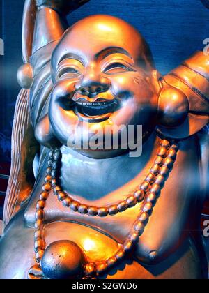 Faccia del Buddha Sorridente, dio cinese di felicità, di ricchezza e di fortuna Foto Stock