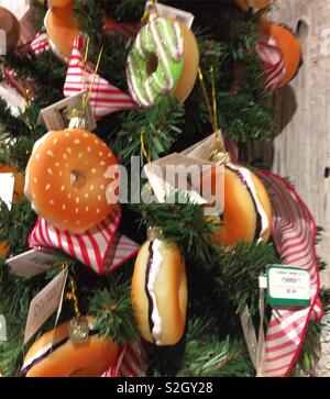 Ornamenti che guarda come bagel, in vendita presso Yankee Candle Village, South Deerfield, Massachusetts, Stati Uniti Foto Stock