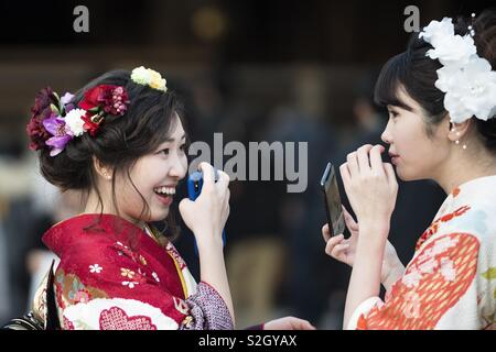 Giovani donne in kimono al Tempio di Meiji sulla venuta del giorno di età. Tokyo, Giappone Foto Stock