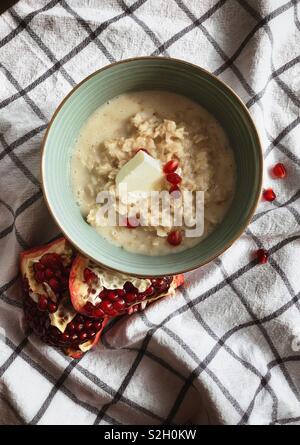 Mattina porridge con melograno Foto Stock