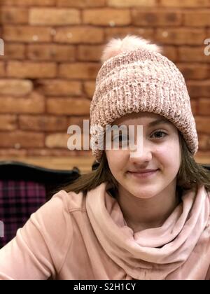 Cool 12 anno vecchia ragazza in cafe. Glasgow. La Scozia. Regno Unito. Foto Stock