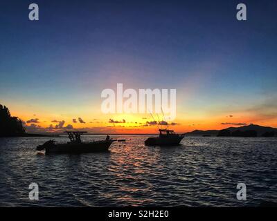 Splendido tramonto su La Digue Island, La Passe Harbour, Seicelle. Foto Stock