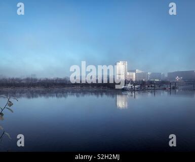 Vista sul fiume Clyde dal lato sud su un freddo gelido mattina. Glasgow. La Scozia. Regno Unito. Foto Stock