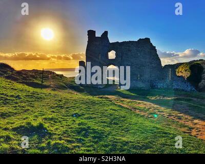 Il castello di Pennard, Gower, Swansea, il Galles al tramonto, febbraio. Foto Stock