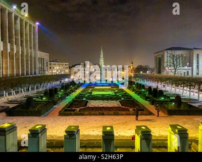 Mont des Arts di Bruxelles, Belgio, come si vede nella notte in januari 2019, con colorate luci oltre il giardino e una vista sulla città vecchia Foto Stock